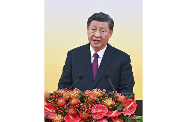 香港返還25年記念式典で、演説する中国の習近平国家主席＝1日、香港（AP＝共同）