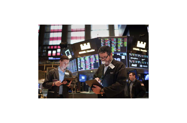 1日、ニューヨーク証券取引所で働くトレーダーたち（AP＝共同）