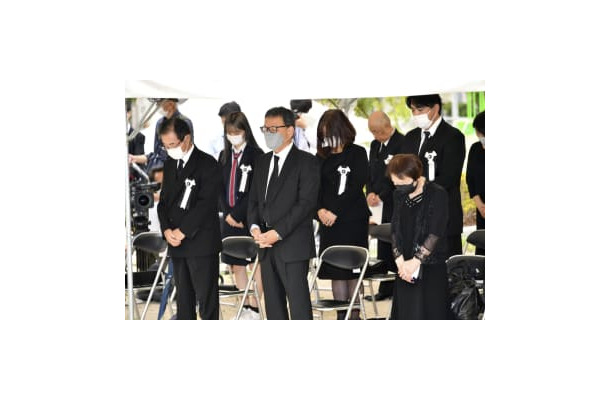 西日本豪雨から4年となるのを前に、広島県坂町で行われた追悼式で黙とうする遺族ら＝3日午前