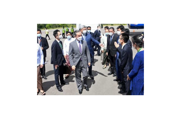 ミャンマー中部バガンを訪問した中国の王毅国務委員兼外相（手前中央）＝2日（ミャンマー情報省提供・AP＝共同）