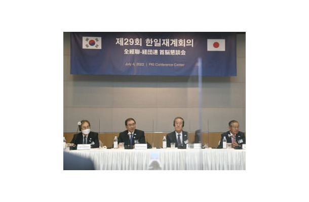 4日、日韓財界団体の首脳会合に参加する経団連の十倉雅和会長（中央左）と全経連の許昌秀会長（同右）＝ソウル（共同）