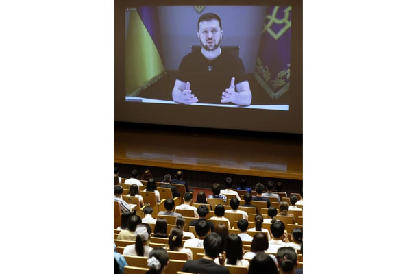 東洋大白山キャンパスで開催されたオンライン講演会で、学生らに語りかけるウクライナのゼレンスキー大統領＝4日午後、東京都文京区