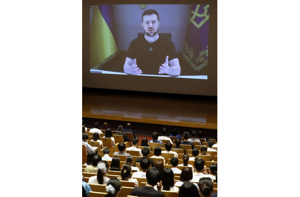 東洋大白山キャンパスで開催されたオンライン講演会で、学生らに語りかけるウクライナのゼレンスキー大統領＝4日午後、東京都文京区