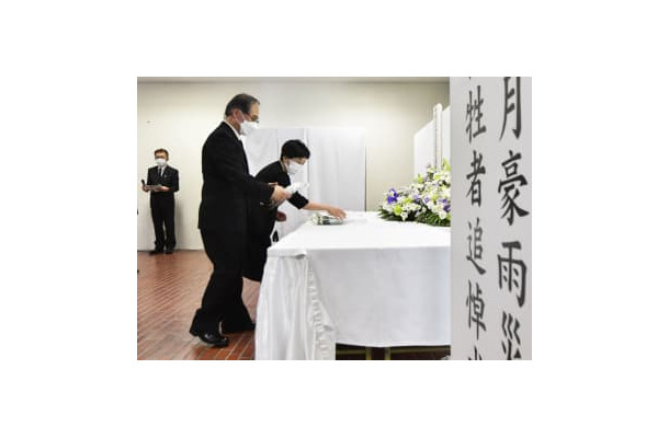 西日本豪雨から4年となり、広島市安佐北区役所で行われた追悼式で献花する参列者＝6日午前