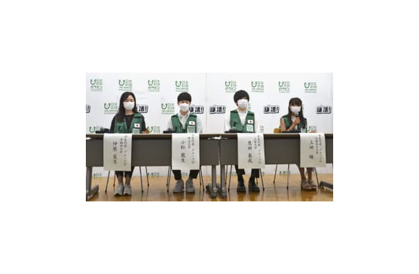 ウクライナ避難民を支援するボランティア活動を振り返る上智大4年の恩田泰成さん（右から2人目）ら＝7日午後、東京都内