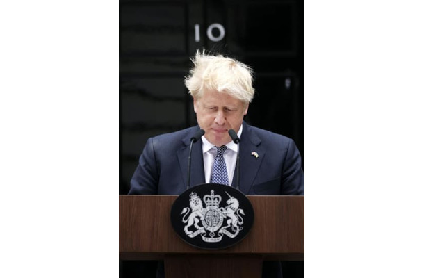 7日、英ロンドンで記者会見し、辞意を表明したジョンソン首相（ゲッティ＝共同）
