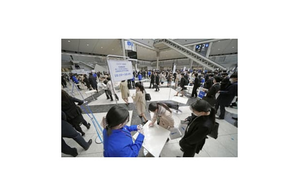 3月1日、合同会社説明会に集まった学生たち＝東京都内