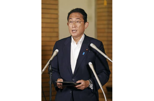 報道陣の取材に応じる岸田首相＝9日午前、首相公邸