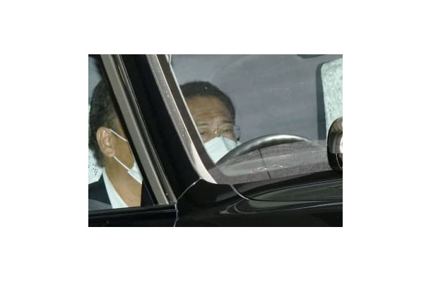 弔問に訪れた安倍元首相の自宅から車で出る岸田首相＝9日午後、東京都渋谷区