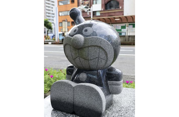 角が折られた「ばいきんまん」の石像＝6日、高知市