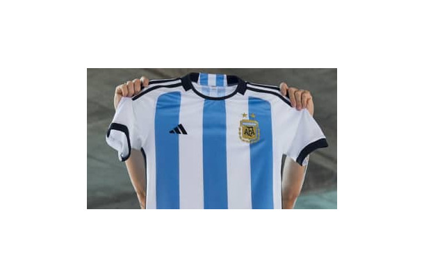 アルゼンチン代表、カタールW杯に向けた新ユニフォーム発表！「国の象徴」を背負うデザイン