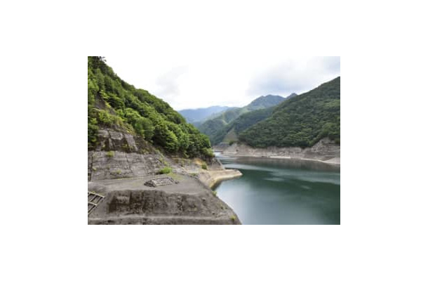 群馬県側の下部のダム＝11日午後、上野村