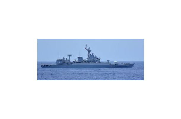 沖縄県の与那国島と台湾の間を往復した中国海軍のフリゲート艦（防衛省統合幕僚監部提供）