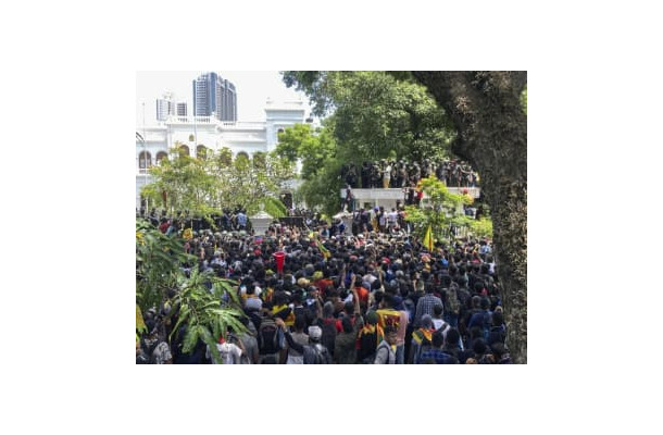 13日、スリランカのコロンボにある首相府前で、首相の辞任を求めるデモ隊（AP＝共同）