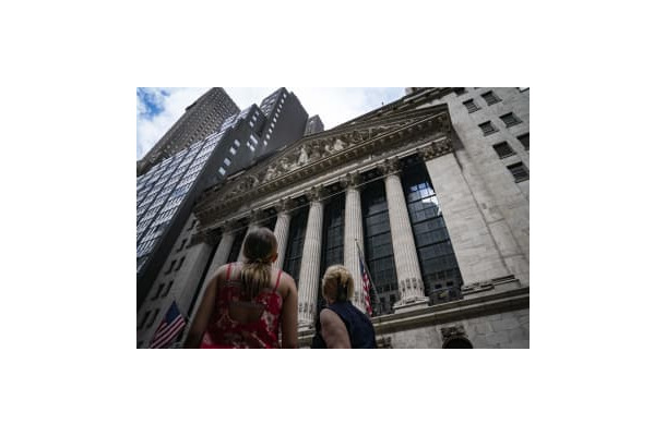 14日、ニューヨーク証券取引所の前を歩く人たち（AP＝共同）