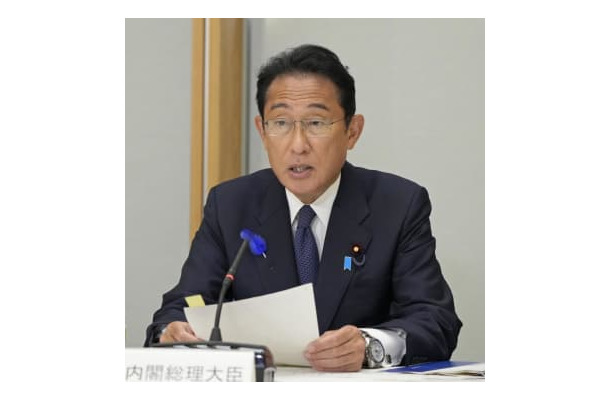 「物価・賃金・生活総合対策本部」の会合であいさつする岸田首相＝15日午前、首相官邸