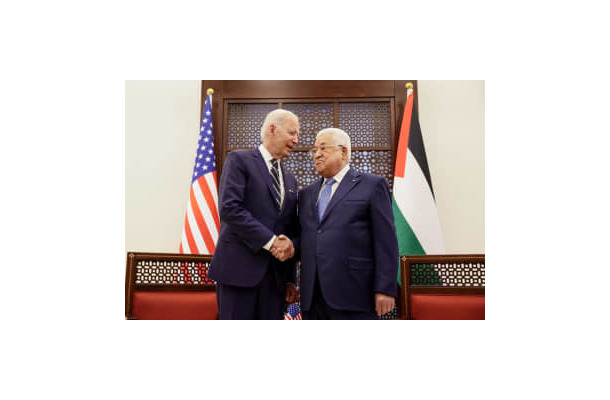 15日、ヨルダン川西岸ベツレヘムでパレスチナ自治政府のアッバス議長（右）と握手するバイデン米大統領（ロイター＝共同）