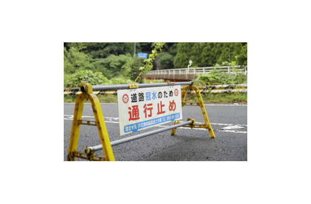 大雨による冠水で通行止めとなった熊本県芦北町の道路＝16日午前7時29分