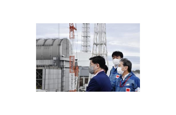 東京電力福島第1原発を視察する松野官房長官（左）＝16日午前（代表撮影）