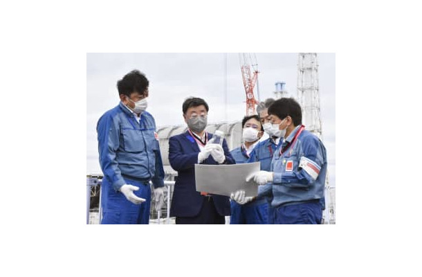 東京電力福島第1原発を視察し、説明を受ける松野官房長官（左から2人目）＝16日午前（代表撮影）