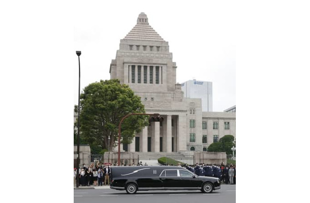 国会前を通過する安倍元首相のひつぎを乗せた車＝12日