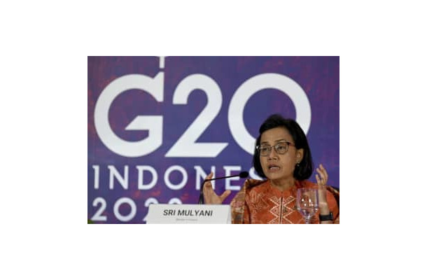 記者会見するG20議長国インドネシアのムルヤニ財務相＝16日、インドネシア・バリ島（AP＝共同）
