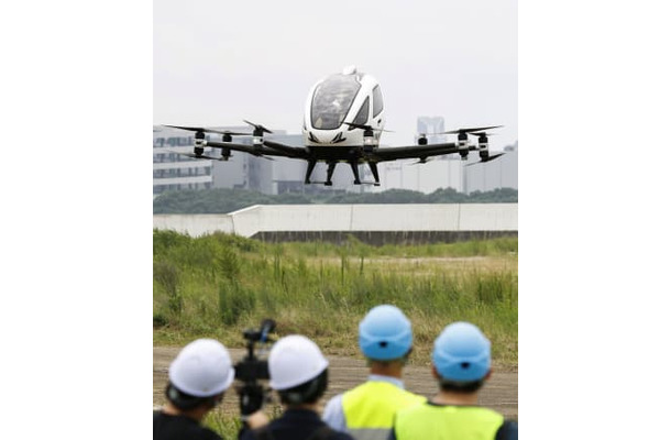企業の関係者らに披露された「空飛ぶクルマ」のデモフライト＝18日午前、兵庫県尼崎市
