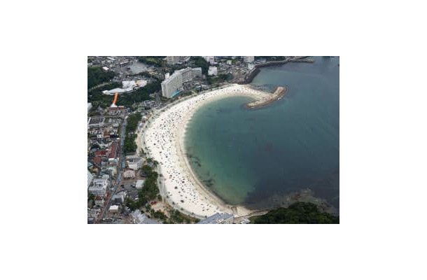 遊泳中に女性が溺れた和歌山県白浜町の白良浜海水浴場＝18日午後1時19分（共同通信社ヘリから）