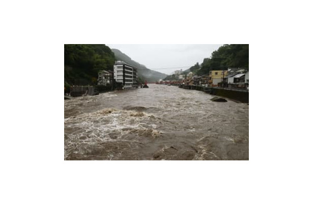 大雨の影響で水位が増し、茶色く濁った大分県日田市の玖珠川＝19日午前10時14分