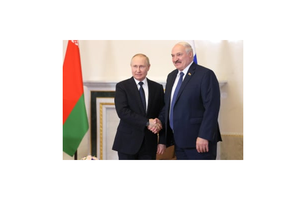 握手するロシアのプーチン大統領（左）とベラルーシのルカシェンコ大統領＝6月、ロシア・サンクトペテルブルク（タス＝共同）