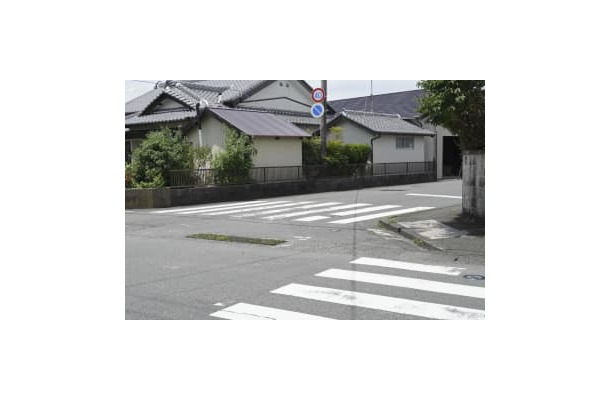 幼稚園児の列に乗用車が突っ込んだ現場＝20日午前、静岡県吉田町