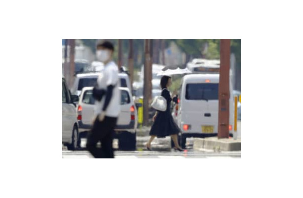 猛暑日となり、かげろうが立つ福岡県久留米市内＝昨年6月