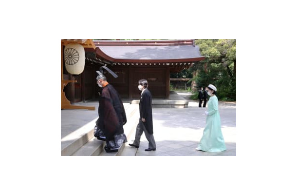 明治天皇百十年祭に際し、明治神宮を参拝される秋篠宮ご夫妻＝21日午後、東京都渋谷区（代表撮影）