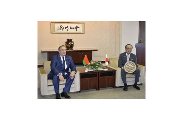 広島市役所で会談した松井一実市長（右）とベラルーシのルスラン・イエシン駐日大使＝21日午前