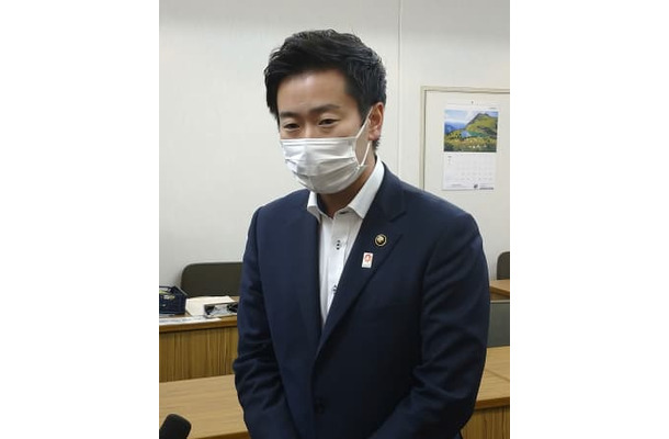 取材に応じる大阪府泉南市の山本優真市長＝21日午後、泉南市役所