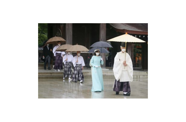 明治天皇百十年祭に際し、明治神宮を参拝された秋篠宮家の次女佳子さま＝22日午前（代表撮影）