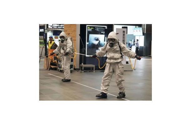 富山駅構内で化学薬品がまかれた想定の訓練で行われた除染作業＝22日未明