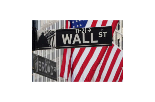 米ニューヨークのウォール街の標識（ロイター＝共同）
