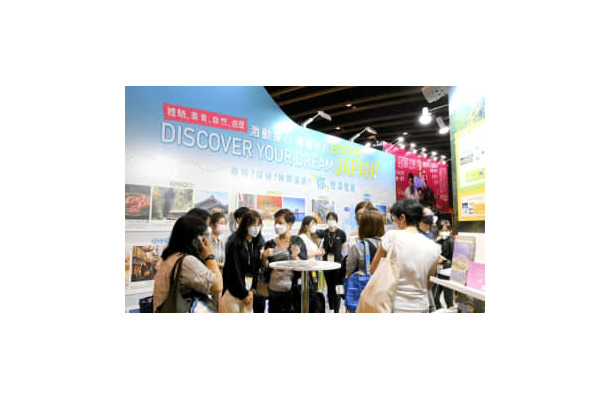 大勢の見物客が訪れた「香港書展」の「日本館」＝20日、香港（NNA＝共同）