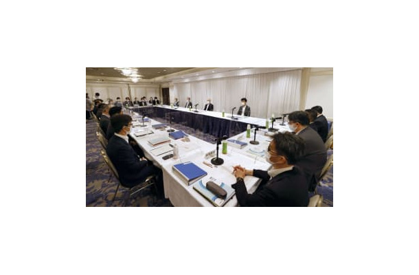 東京都内で開かれた中央最低賃金審議会の小委員会＝25日午後
