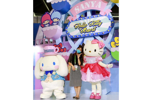 「中国国際消費品博覧会」に登場した「ハローキティ」のテーマパークを紹介するブース＝26日、中国海南省海口市（CNS＝共同）