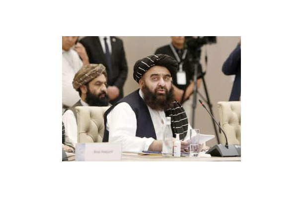 26日、ウズベキスタンの首都タシケントで行われた国際会議で演説するアフガニスタンのムッタキ外相（共同）