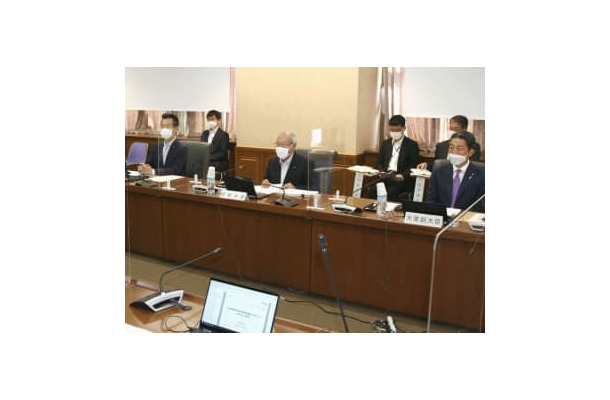 全国財務局長会議に出席した鈴木財務相（左から3人目）＝27日午前、財務省