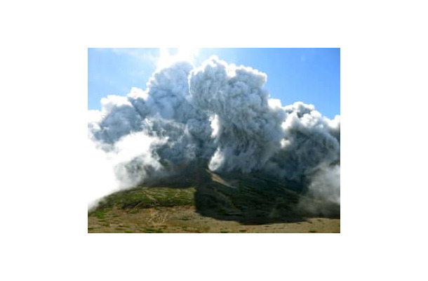 御嶽山が噴火し、頂上付近を覆う噴煙＝2014年9月27日（登山者提供）