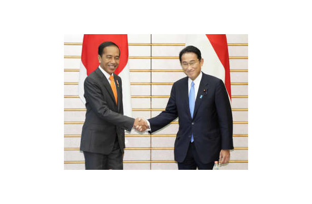 会談を前にインドネシアのジョコ大統領（左）と握手する岸田首相＝27日午前、首相官邸