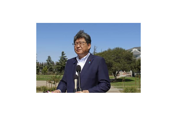 グーグル本社を視察後に記者会見する萩生田経産相＝27日、米カリフォルニア州マウンテンビュー（共同）