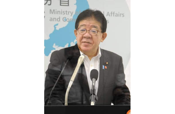 閣議後に記者会見する金子総務相＝29日午前、総務省