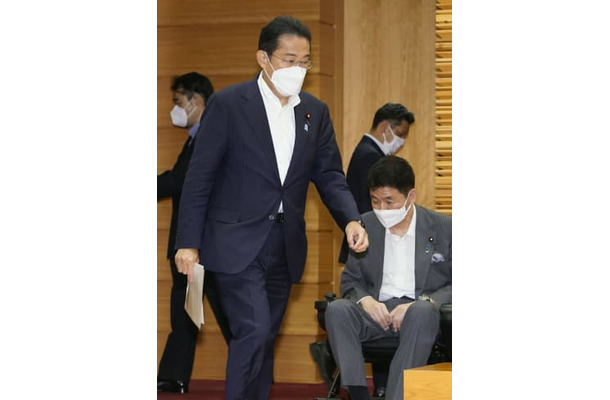 臨時閣議に臨む岸田首相（左）＝29日午後、首相官邸