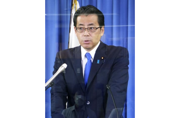 記者会見する自民党の福田総務会長＝29日午後、東京・永田町の党本部