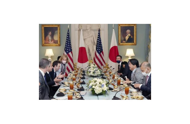 米ワシントンで会談する林外相（右手前から2人目）とブリンケン米国務長官（左手前から2人目）＝29日（外務省提供・共同）